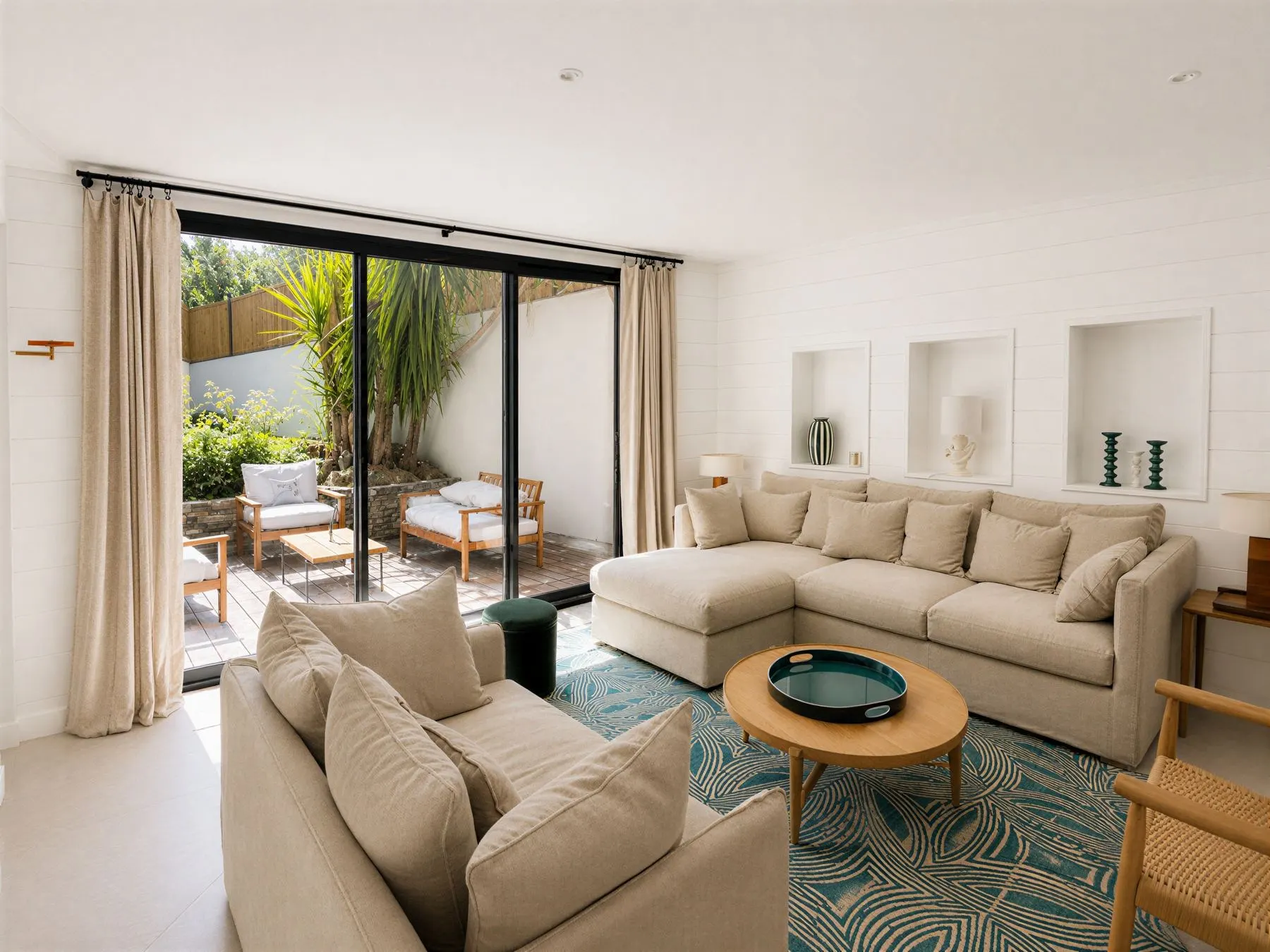 Salon et terrasse d'un logement géré par Get Host