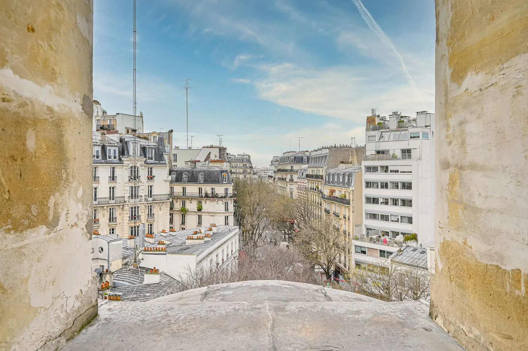 Vue sur un boulevard haussmannien depuis un appartement géré par Get Host à Paris