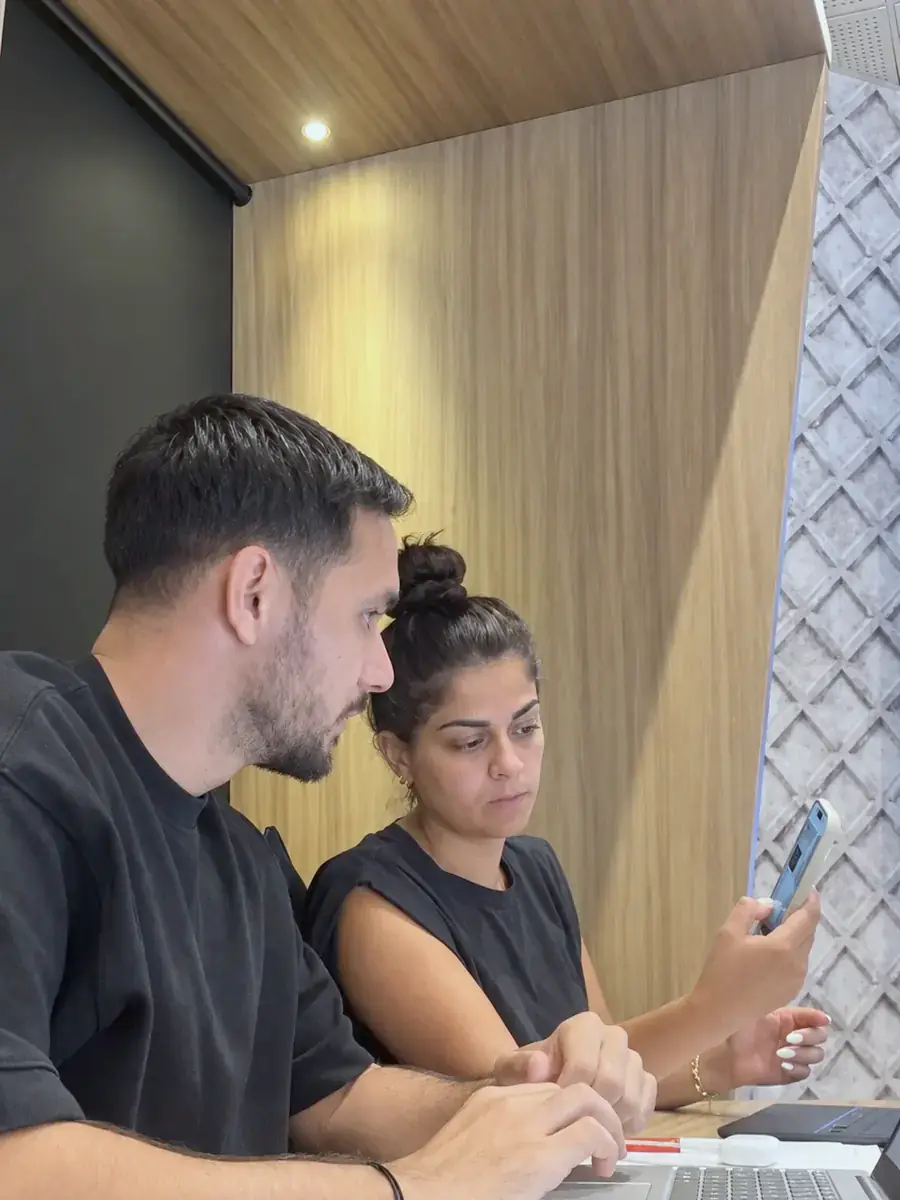 Sofian et Caroline au travail